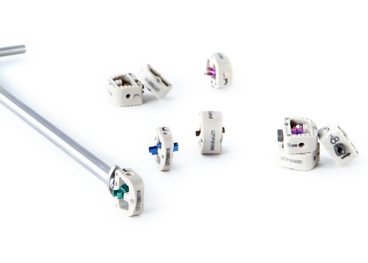 Cajas cervicales PROYSTER junto a su insertor
